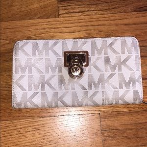 Logo Michael Kors wallet